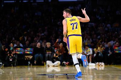 Дончичу нужно набрать 50 очков? ESPN прогнозировал процент побед: «Лейкерс» — 48,4%, «Кингз» — 51,6%.